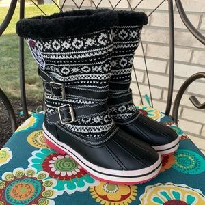 LIKE NEW! ROXY Just Chillin’ Women’s Winter Snow Boots Black & White Knit ~ Sz 8